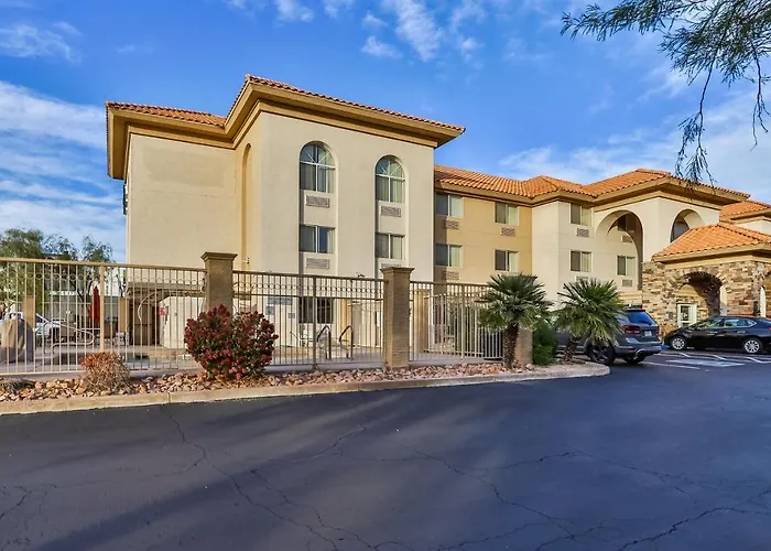 Wingate By Wyndham Phoenix Hotel 3*